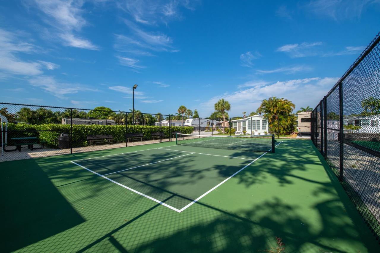 Groves Rv Resort Harlem Heights Bagian luar foto