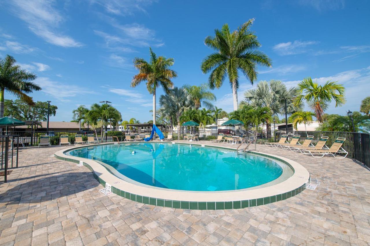 Groves Rv Resort Harlem Heights Bagian luar foto